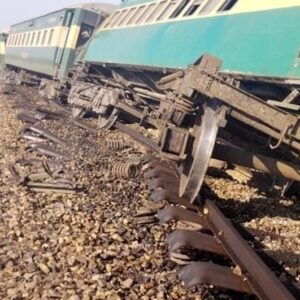pakistanda tren raydan cikti 1 olu 33 yarali SFrNf1l6