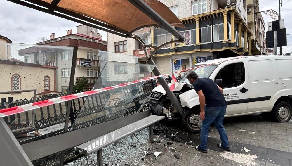 el frenini cekmeyi unuttu arac 100 metre boyunca kaydi AlmtQpk3