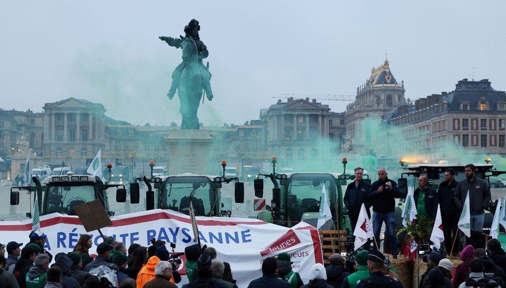 versay sarayinin kapisina dayandilar fransada ciftciler ayaklandi UyunJGHQ