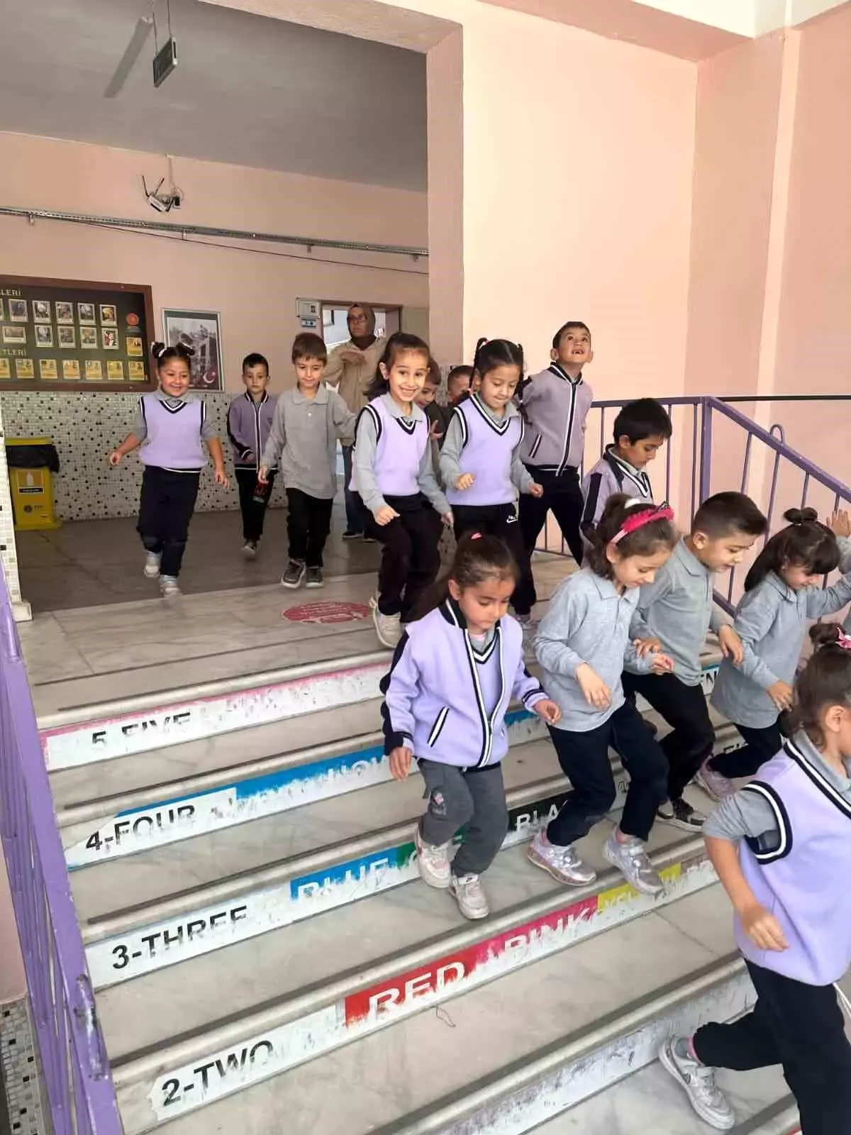 cumhuriyet ilkokulunda afet tatbikati gerceklestirildi OGyCBEEg.jpg