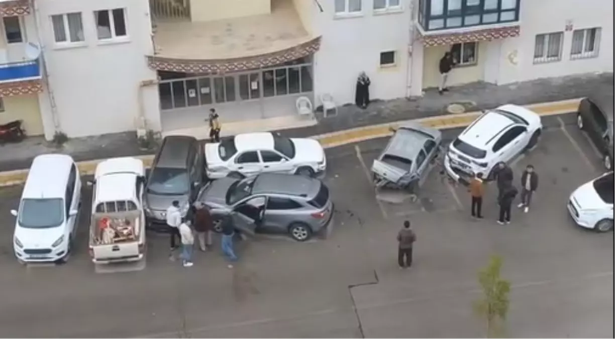 sivasta yagmurlu havada kontrolu kaybeden arac park halindeki 5 araca carpti lTqRVwDm.jpg