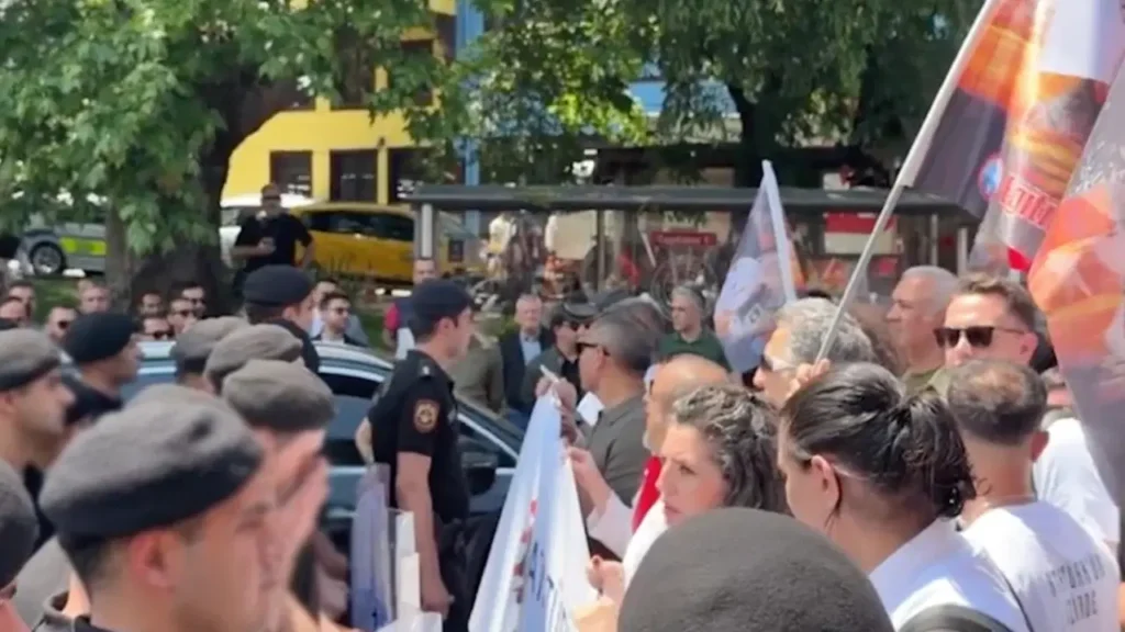 Bursa’da 19 Mayıs Kutlamalarına Polis Müdahalesi: Barikatlar Aşılarak Yürüyüş Gerçekleştirildi