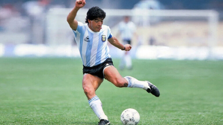 maradonanin-supheli-olumu-sorusturmasinda-iki-doktor-hakim-karsisina-cikti-UQ5cwxc2