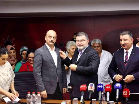 AK Parti İzmir’e 370 yeni katılım