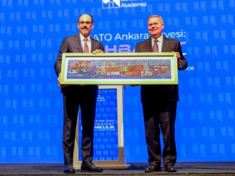MİT Başkanı Kalın’dan NATO Genel Sekreter Yardımcısı Bray’e anlamlı hediye