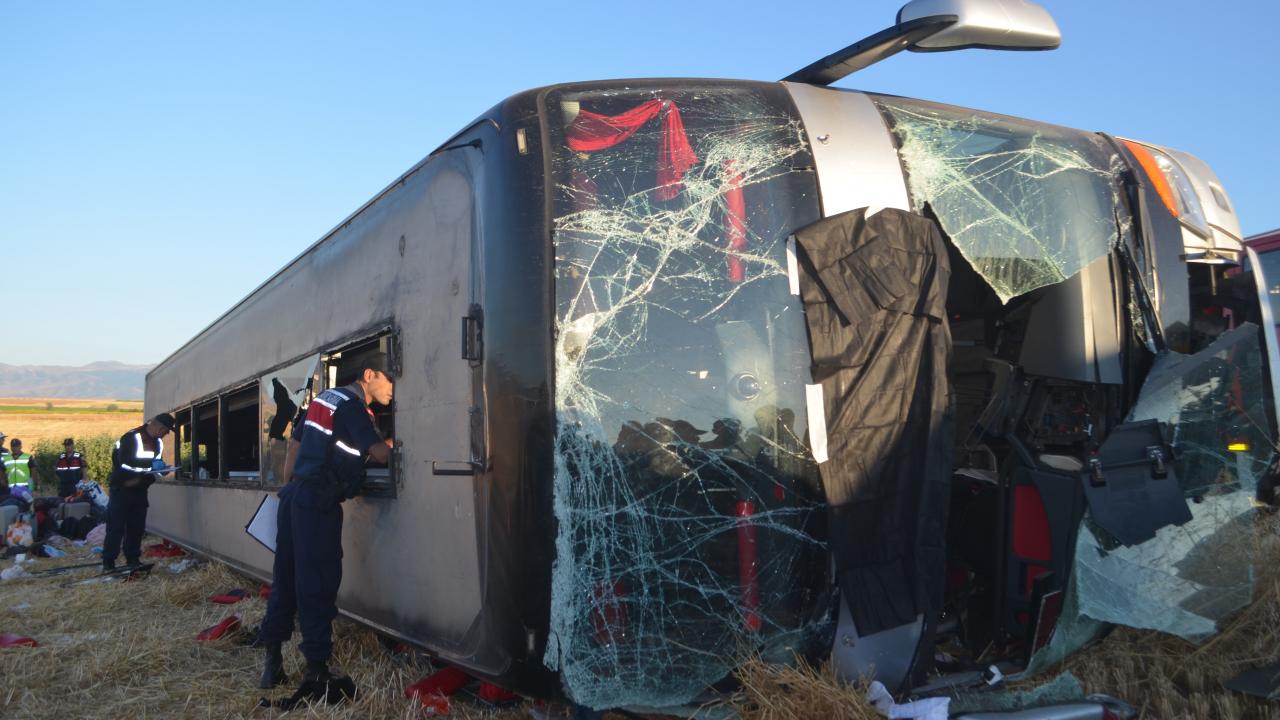 Amasyada yolcu otobusu devrildi D5DBmDBT