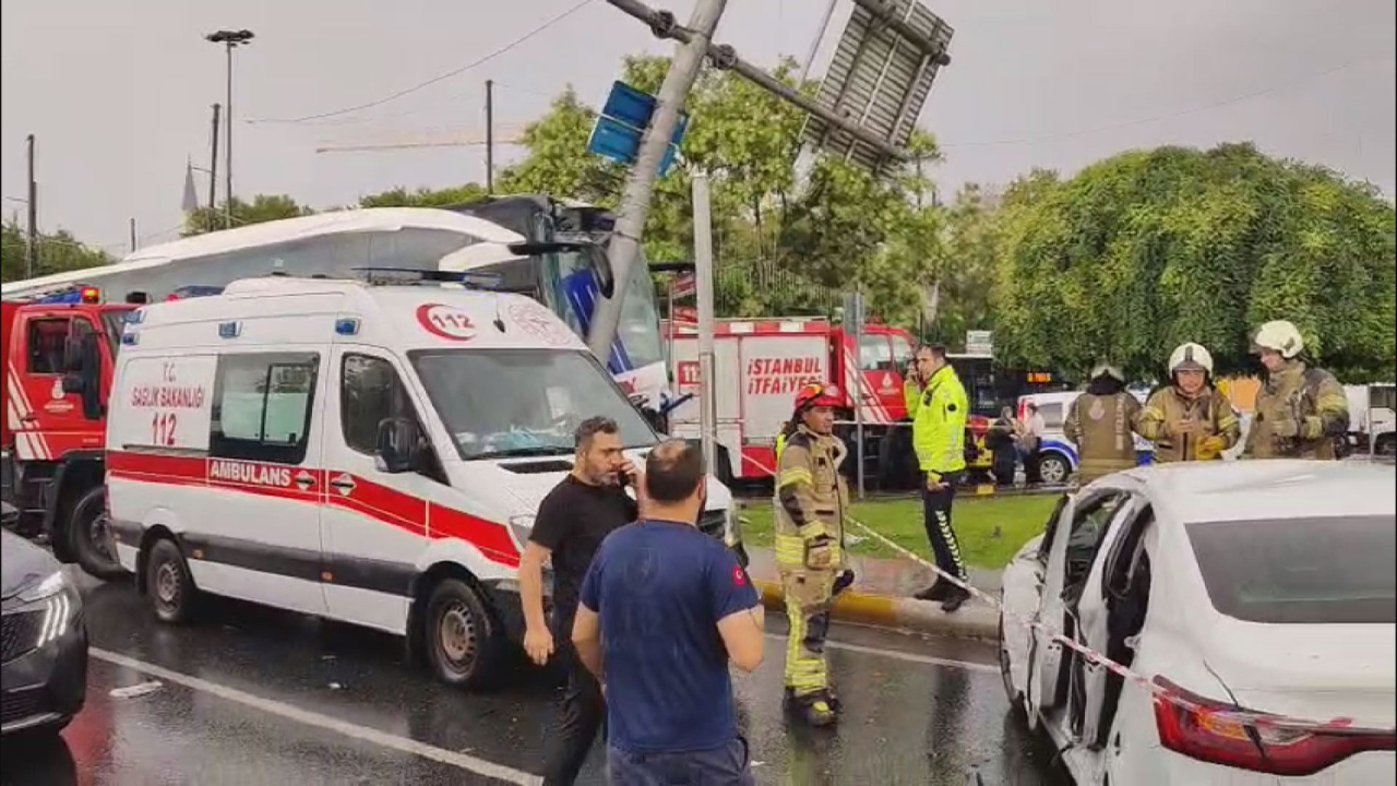 Son dakika eyupsultanda trafik kazasi sofor otobusun icinde sikisti RUxEHaYx